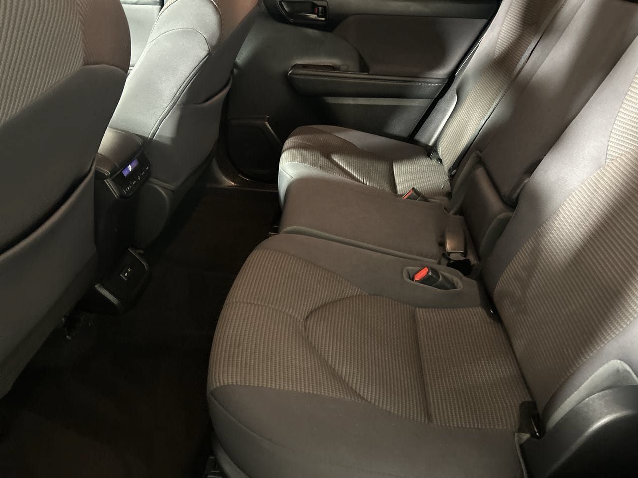 Used 2023 Toyota Highlander LE AWD/4WD image 24