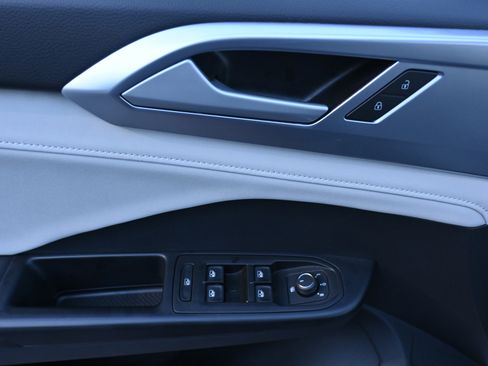 Used 2025 Volkswagen Taos SE image 15