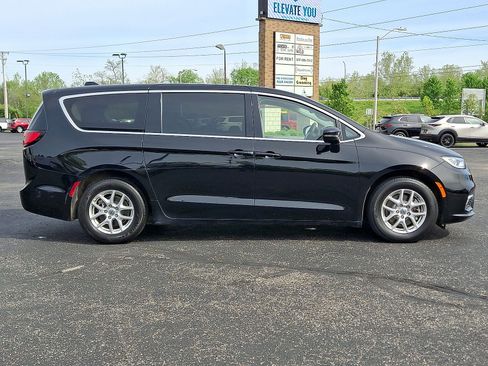 Used 2024 Chrysler Pacifica Touring-L FWD image 26