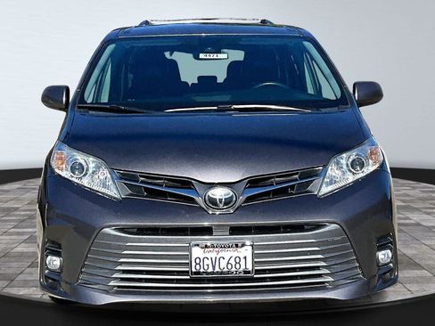 Used 2019 Toyota Sienna XLE image 3