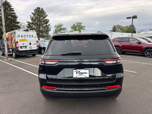 Used 2024 Jeep Grand Cherokee Altitude RWD image 31