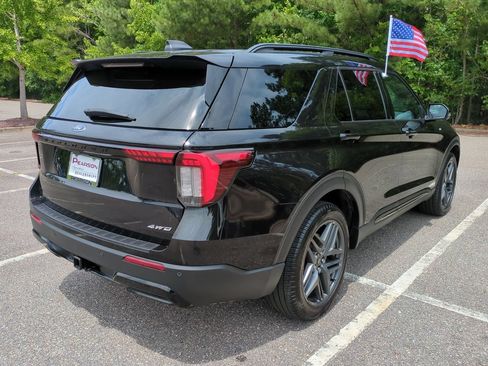 Used 2025 Ford Explorer ST-Line w/ ST-Line Street Pack AWD/4WD image 4