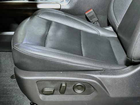 Used 2025 GMC Sierra 1500 SLT AWD/4WD image 18