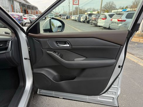 Used 2023 Nissan Rogue SV w/ SV Premium B Package image 19