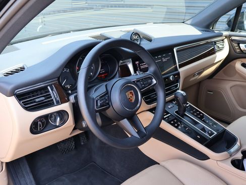 Certified 2026 Porsche Macan AWD/4WD image 4