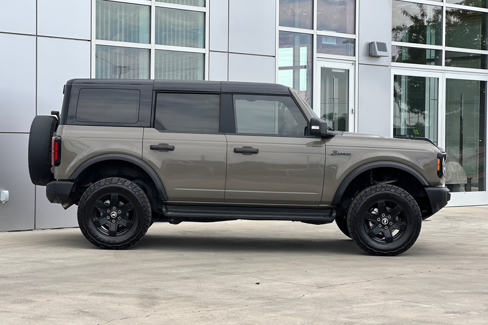Used 2025 Ford Bronco Outer Banks AWD/4WD image 3