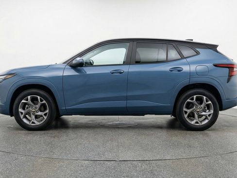 Used 2025 Chevrolet Trax LT FWD image 5