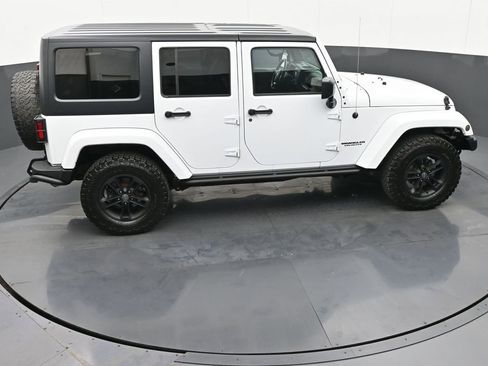 Used 2017 Jeep Wrangler Unlimited Sahara image 33