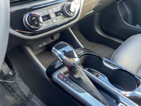 Used 2025 Buick Envista Sport Touring image 39