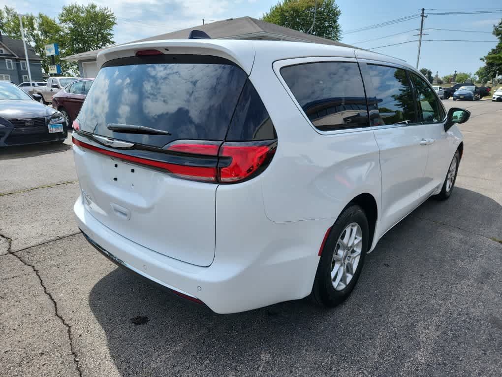 Used 2024 Chrysler Pacifica Touring FWD image 3