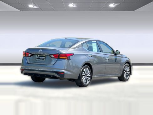 Used 2024 Nissan Altima 2.5 SV FWD image 8