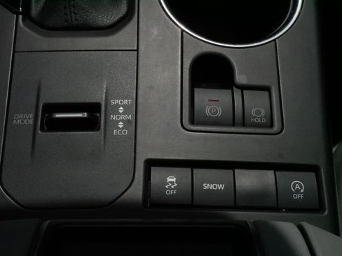 Certified 2021 Toyota Highlander XLE FWD image 25