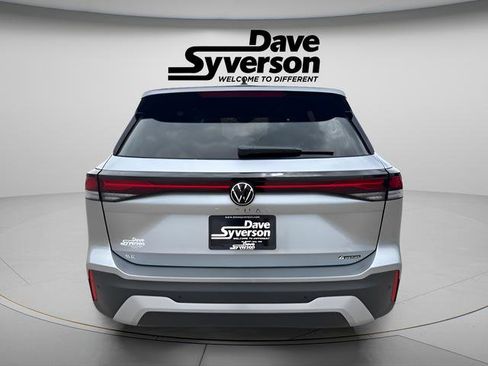 New 2025 Volkswagen Tiguan SE image 3