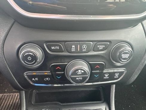 Used 2019 Jeep Cherokee Overland w/ Technology Group AWD/4WD image 14