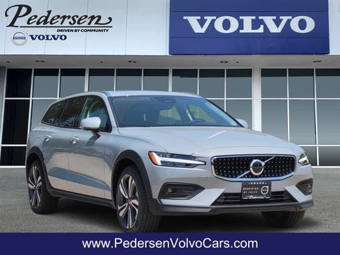 Certified 2026 Volvo V60 B5 Cross Country Plus AWD/4WD image 1