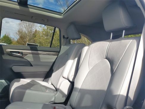 Used 2022 Toyota Highlander Platinum image 10