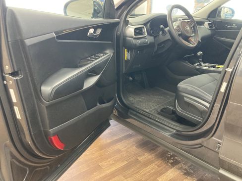 Used 2018 Kia Sorento LX image 10