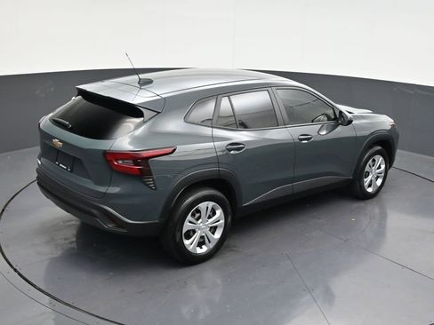 Used 2025 Chevrolet Trax LS FWD image 25