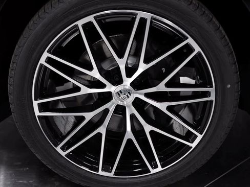 Certified 2025 Porsche Macan Turbo image 11