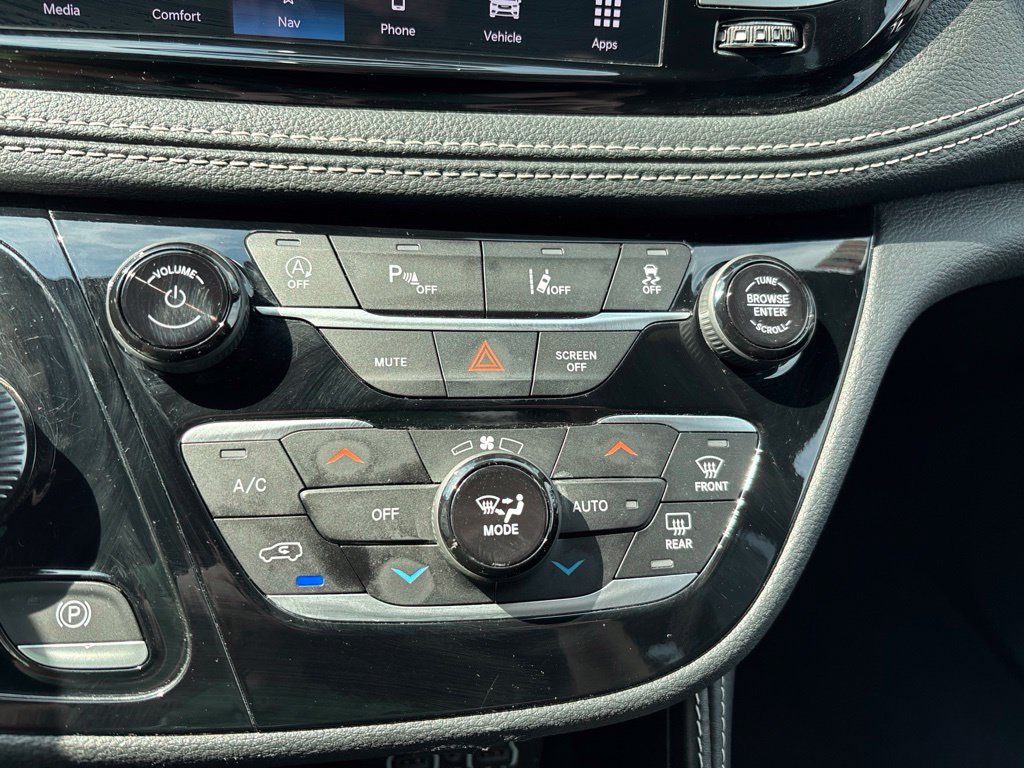 Used 2025 Chrysler Pacifica Limited FWD image 42