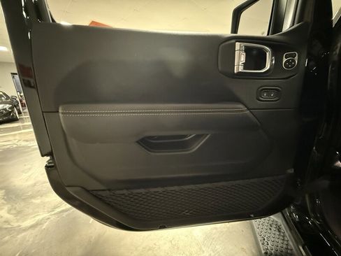 Used 2025 Jeep Wrangler Unlimited Sahara image 12