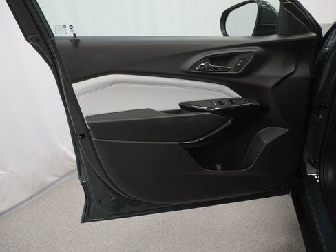 Used 2025 Chevrolet Trax LT w/ LT Convenience Package FWD image 40