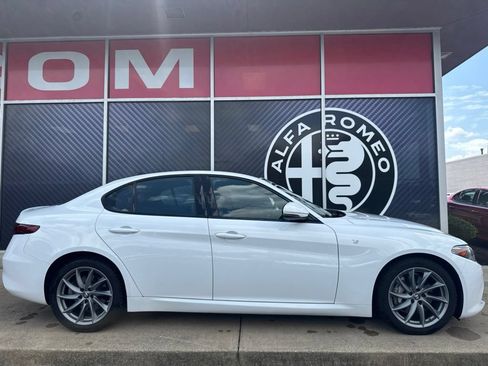 Used 2022 Alfa Romeo Giulia Ti AWD/4WD image 4