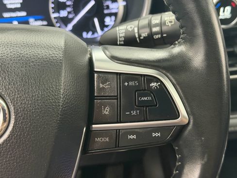 Used 2020 Toyota Highlander XLE AWD/4WD image 27
