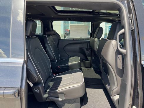 New 2026 Chrysler Pacifica Limited FWD image 7
