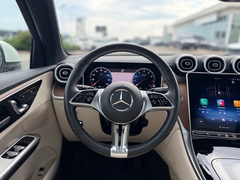 Used 2025 Mercedes-Benz GLC 300 4MATIC image 23