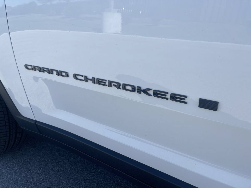 Used 2024 Jeep Grand Cherokee Altitude AWD/4WD image 14