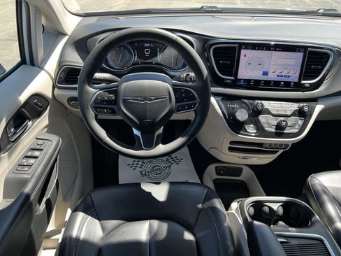 Used 2023 Chrysler Pacifica Touring-L FWD image 18