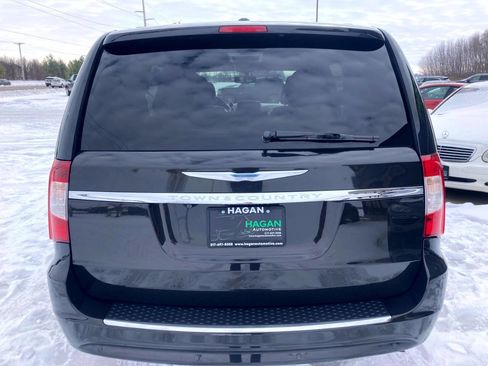 Used 2014 Chrysler Town & Country Touring-L w/ Driver Convenience Group image 6