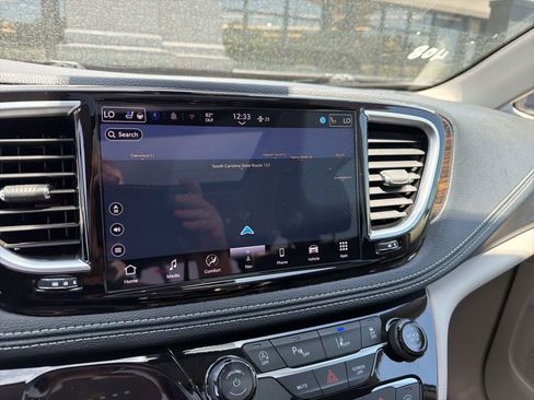 Used 2024 Chrysler Pacifica Limited FWD image 19