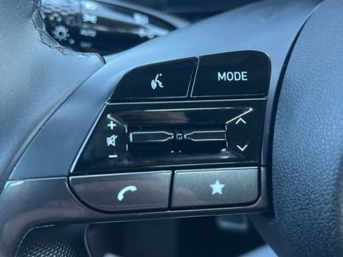 Used 2025 Hyundai Elantra Limited FWD image 14
