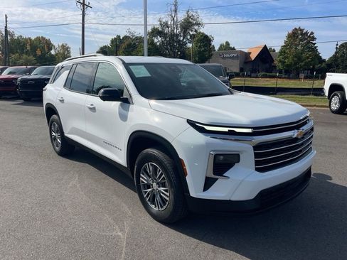 Used 2025 Chevrolet Traverse LT image 7