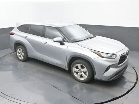 Used 2020 Toyota Highlander LE FWD image 13
