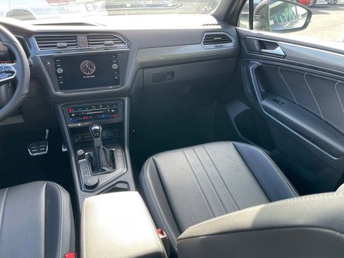Certified 2022 Volkswagen Tiguan SE R-Line image 9