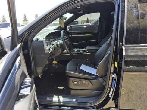 Used 2025 Cadillac Escalade ESV Sport AWD/4WD image 6