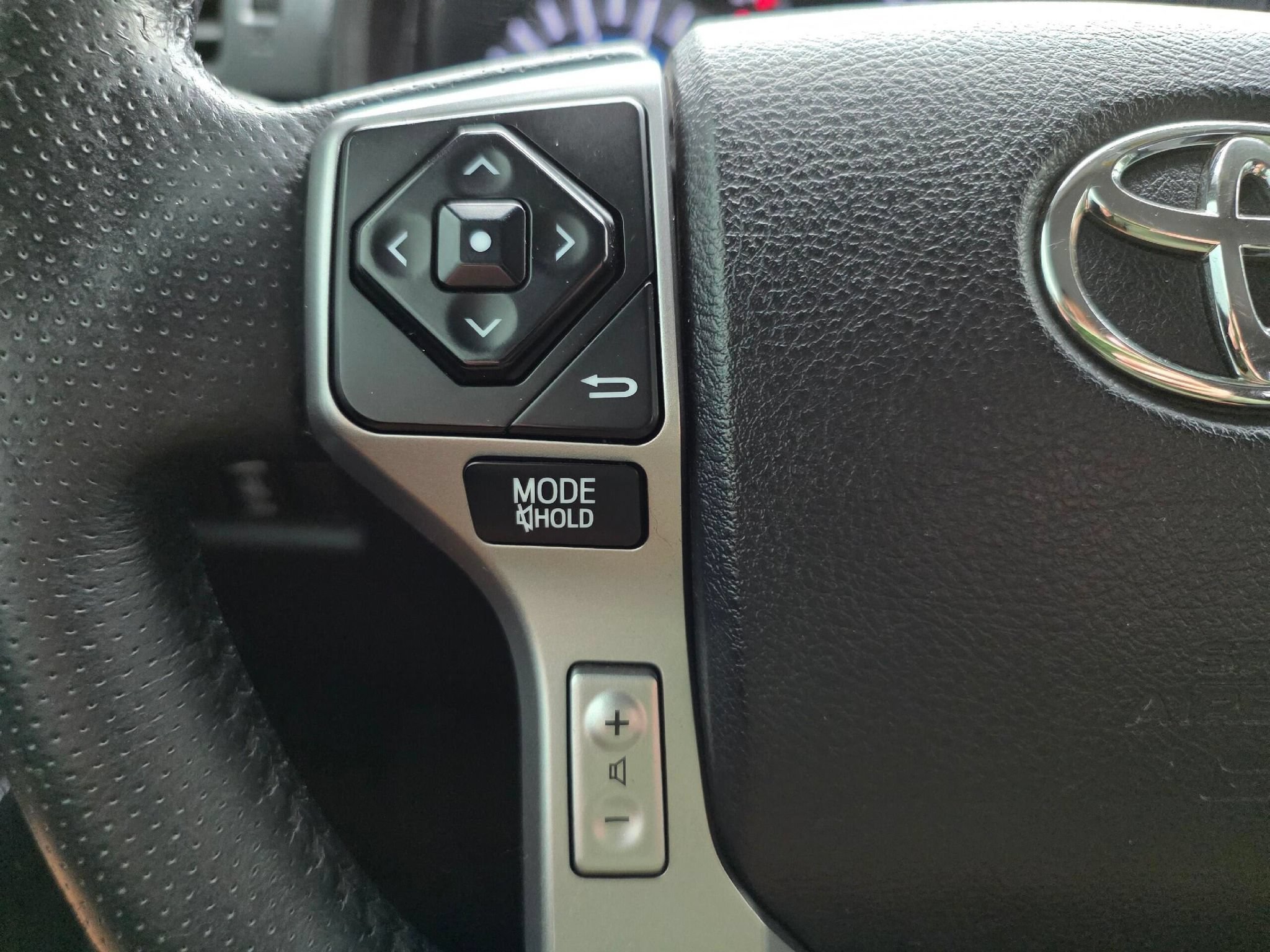 Used 2018 Toyota 4Runner SR5 AWD/4WD image 19