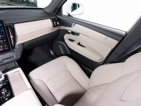 Certified 2025 Volvo XC90 T8 Plus w/ Protection Package Premier image 7