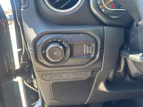 Used 2025 Jeep Wrangler Sahara image 16