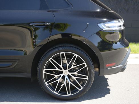 Certified 2025 Porsche Macan AWD/4WD image 39