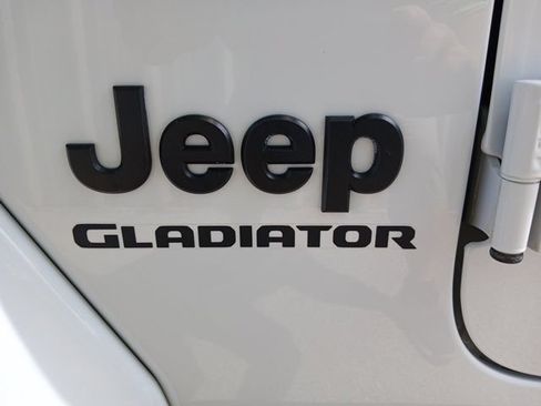 Used 2022 Jeep Gladiator Sport AWD/4WD image 9