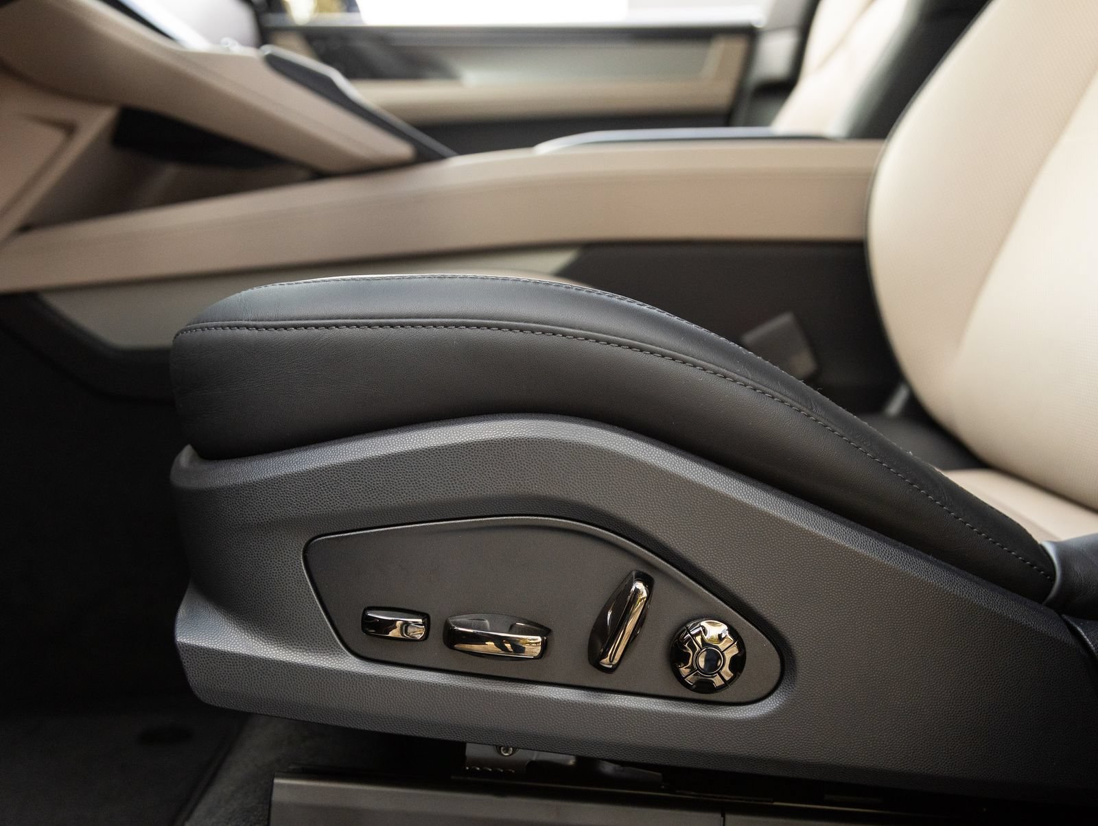 Certified 2026 Porsche Cayenne Electric AWD/4WD image 24