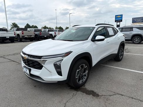Used 2024 Chevrolet Trax LT w/ Driver Confidence Package FWD image 7