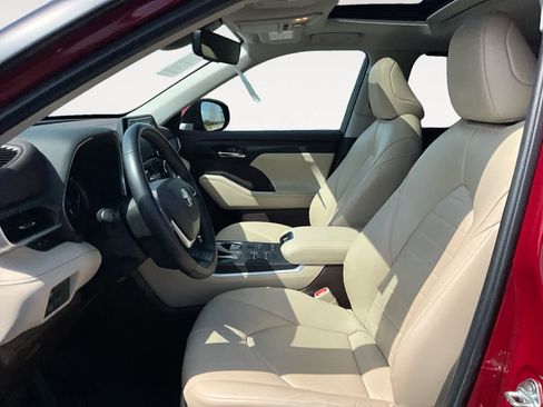 Used 2022 Toyota Highlander XLE image 10