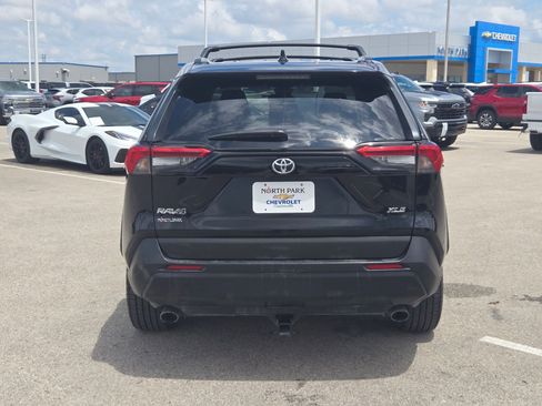 Used 2020 Toyota RAV4 XLE Premium FWD image 4
