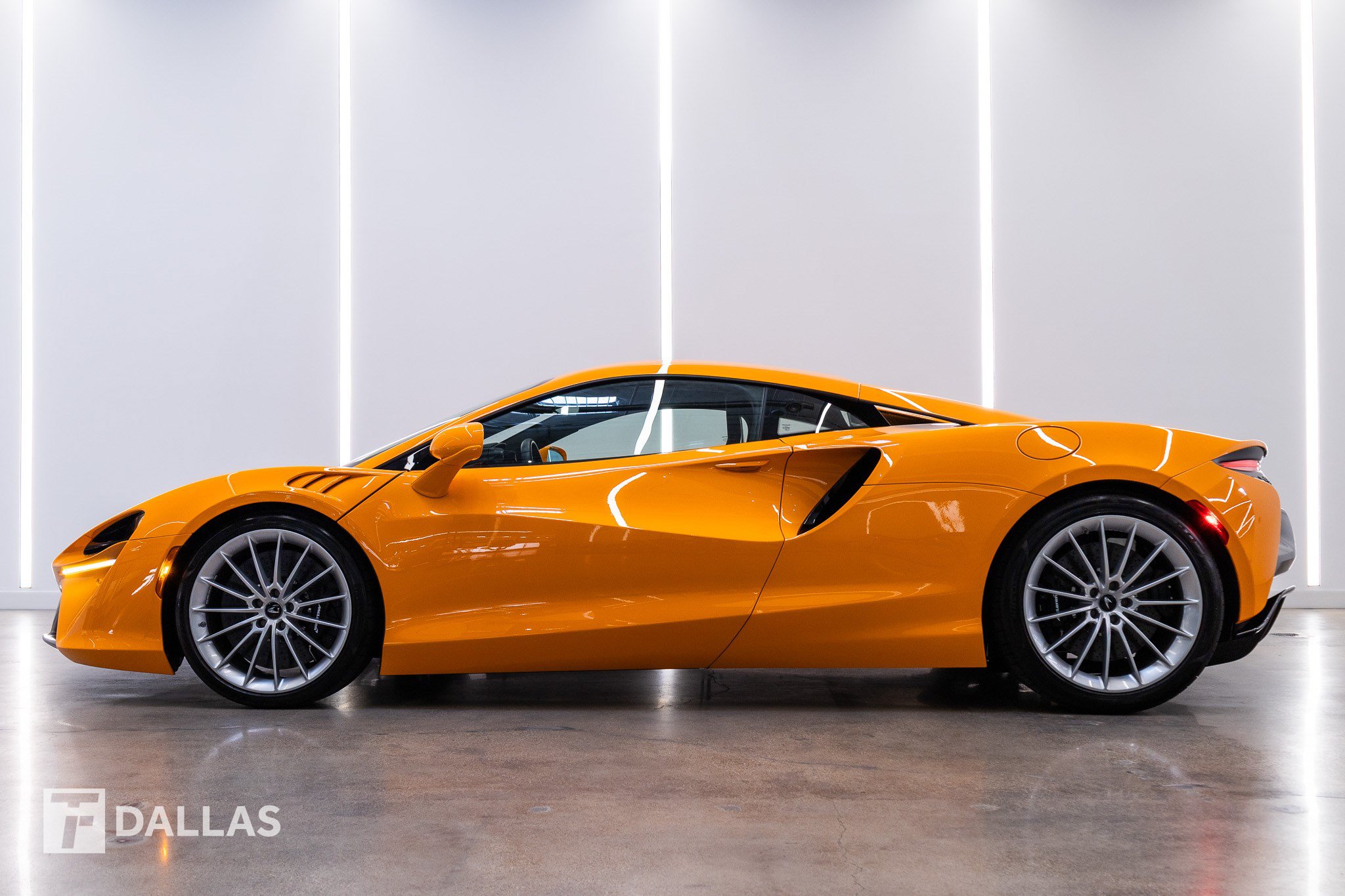 Used 2026 McLaren Artura RWD image 1