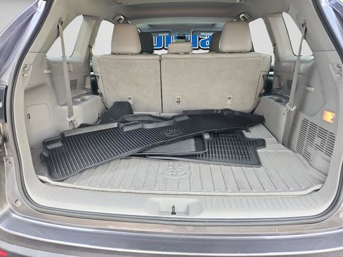 Used 2019 Toyota Highlander XLE AWD/4WD image 14